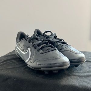 Nike Jr LeGEND 9 CLUB FG/MG: Soccer Cleat